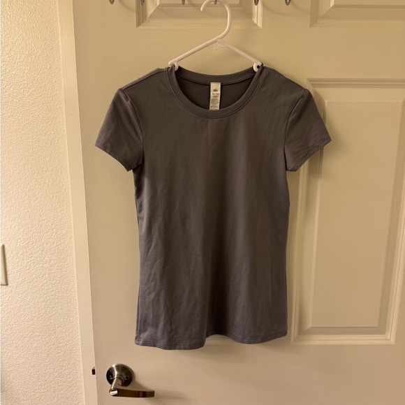 Alo Yoga Alosoft Finesse Tee in Fog XS - Picture 2 of 4
